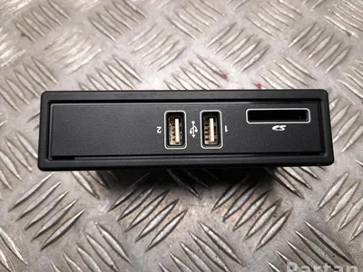 Mercedes-Benz A 213 820 04 01 / A2138200401 E-CLASS T-Model (S213) 2019 Périphérique d'entrée USB - Image 1