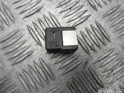 Tesla 1681904-00-A / 168190400A Model Y 2023 Périphérique d'entrée - Image 1