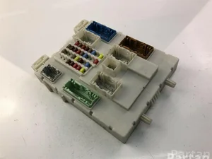 Volvo 31453132 V40 Hatchback 2015 Caja de fusibles