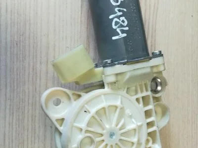 Mercedes-Benz A 230 820 10 42 / A2308201042 CLK Convertible (A209) 2008 Moteur de lève-vitre Left Front - Image 1