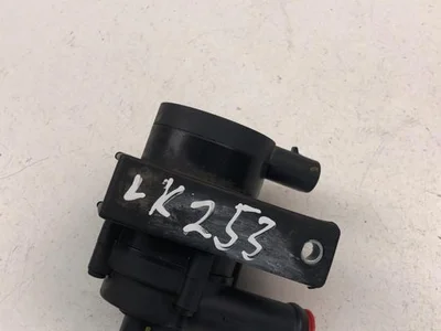 Volvo AV618564AB V40 Hatchback 2017 Pompe à eau - Image 1