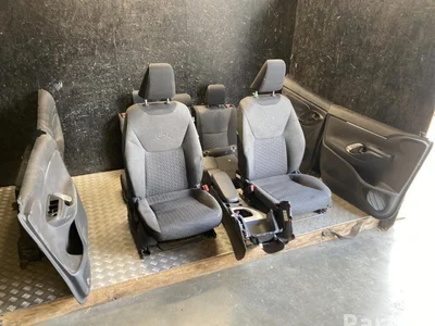 Toyota Yaris Cross XP210 2024 Set siège Panneau de porte Accoudoir - Image 1