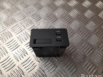 Mazda DN4E-669U0 B / DN4E669U0B CX-30 DM 2022 Périphérique d'entrée USB - Image 1