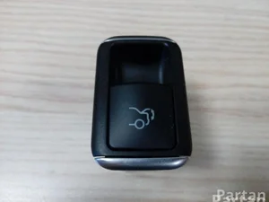 Mercedes-Benz A 212 905 93 00 / A2129059300 E-CLASS (W212) 2012 Bouton du coffre à bagages