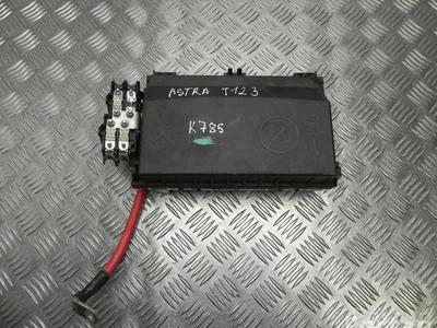 Opel 13302323 ASTRA J 2010 Boîte à fusibles - Image 1