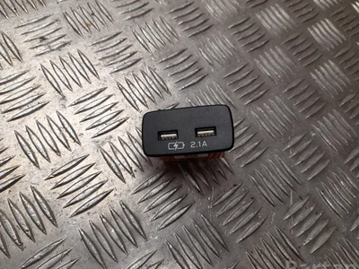 Subaru 86257SJ120 Crosstrek/XV II 2021 Périphérique d'entrée USB - Image 1