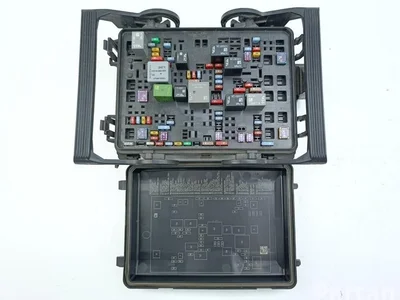 Chevrolet 22887724 CORVETTE (C7) 2015 Fuse Box - Image 1