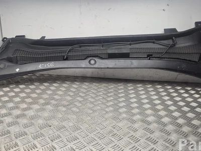 Ford USA LJ8B-R02216-BFW / LJ8BR02216BFW Mustang Mach-E 2022 Moldura Plastico Derecho Limpia - Imagen 1