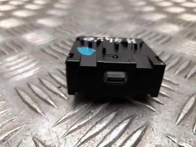 Mercedes-Benz A 223 820 10 05 / A2238201005 C-Class (W206) 2022 Įvesties įrenginys USB - Paveiksliukas 1