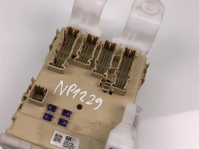 Toyota 82730-42811 / 8273042811 RAV 4 IV (_A4_) 2016 Boîte à fusibles - Image 1