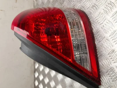 Nissan 225040-02 / 22504002 TIIDA Saloon (SC11) 2007 Feu arrière - Image 1