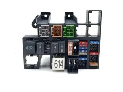 Porsche 981.612.850.01, 981.610.107.00 / 98161285001, 98161010700 BOXSTER (981) 2013 Fuse Box - Image 1