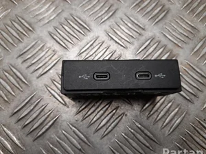 Seat 575 035 736 B / 575035736B ATECA (KH7) 2021 Périphérique d'entrée USB