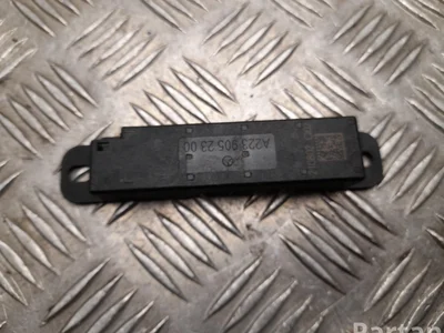 Mercedes-Benz A 223 905 23 00 / A2239052300 EQE V295 2022 Amplificateur d'antenne - Image 1
