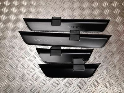 Tesla 1763667-00, 1763670-00, 1763676-00, 1763673-00 / 176366700, 176367000, 176367600, 176367300 MODEL 3 2024 Durų slenksčio apdaila komplektas - Paveiksliukas 1