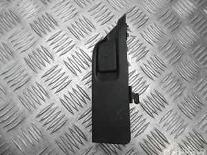 Toyota 432 YARIS (_P13_) 2016 Bouton d'ouverture du bouchon d'essence