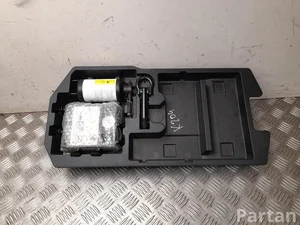 Toyota 64993-0H030 / 649930H030 AYGO X (_B7_) 2025 Werkzeugkasten