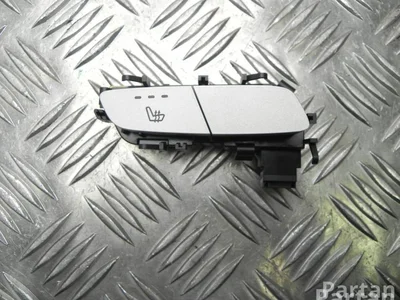 Mercedes-Benz A 205 905 00 04 / A2059050004 C-CLASS (W205) 2015 Interrupteur de chauffage de siège - Image 1