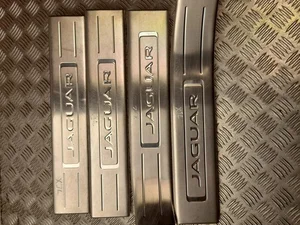 Jaguar AW93-13201-AE, AW93-13200-AE, AW93-F13244-BD, AW93-F13245-BD / AW9313201AE, AW9313200AE, AW93F13244BD, AW93F13245BD XJ (X351) 2016 Bordure de seuil de porte complect