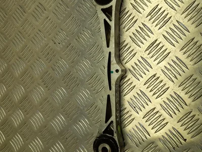 Tesla 1043963-02-A / 104396302A MODEL S 2014 Devant  levier inférieur incurvé - Image 1