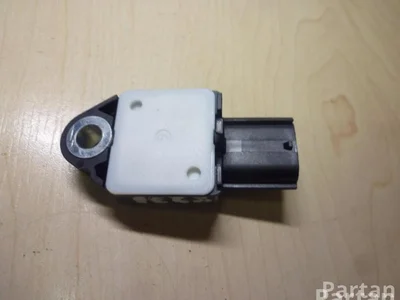 Toyota 89831-02130 / 8983102130 AURIS (_E18_) 2013 Capteur d'impact (systèmes d'airbag) - Image 1