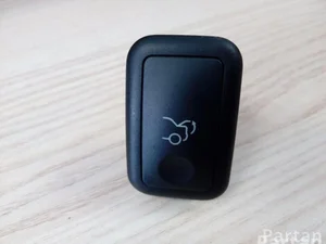 Mercedes-Benz A 204 870 70 51 / A2048707051 C-CLASS (W204) 2010 Bouton du coffre à bagages