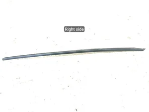 Maserati 081553900 GRAN TURISMO 2011 Pokrywa ramy okna z prawej