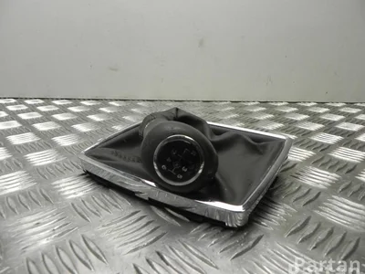 Mercedes-Benz A 207 267 10 10 / A2072671010 E-CLASS Coupe (C207) 2010 Couvercle de levier de vitesses - Image 1