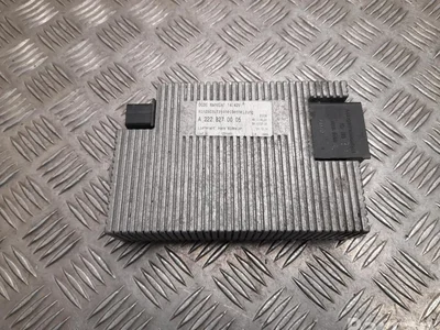 Mercedes-Benz A 222 827 00 05 / A2228270005 S-CLASS (W222, V222, X222) 2015 Įtampos keitklis - Nuotrauka 1