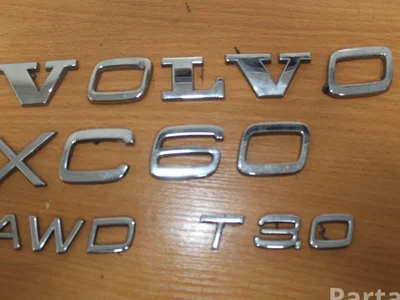 Volvo XC60 2012 Insigne/emblème - Image 1