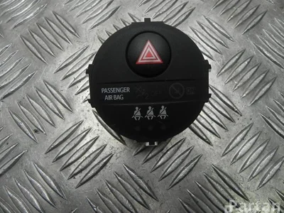 Toyota 839500D080 YARIS (_P13_) 2014 Éclairage d'urgence / interrupteur de danger - Image 1