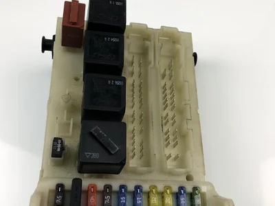 Ford 93BG-14K150-AD / 93BG14K150AD MONDEO II (BAP) 2000 Boîte à fusibles - Image 1