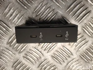 Audi 83A 035 736 A / 83A035736A Q3 (F3B) 2025 Yстройство ввода USB