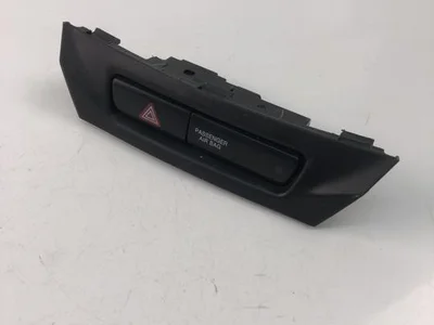 Suzuki 73831-68P0 / 7383168P0 BALENO (FW, EW) 2019 Éclairage d'urgence / interrupteur de danger - Image 1