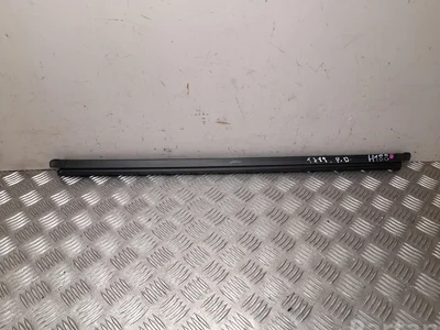 Ford USA LJ8B-R20570-A / LJ8BR20570A Mustang Mach-E 2023 Décoration de cadre de verre porte - Image 1