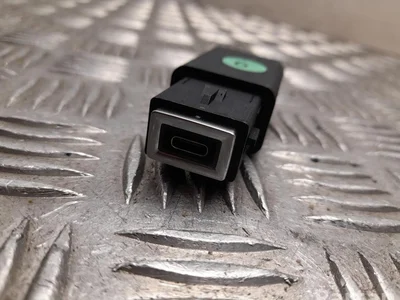 Opel 98483947VV Astra L Sports Tourer 2024 Périphérique d'entrée USB - Image 1