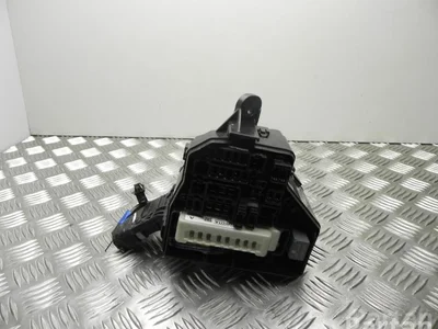 Toyota 82115-0DP50 / 821150DP50 YARIS (_P13_) 2016 Boîte à fusibles - Image 1