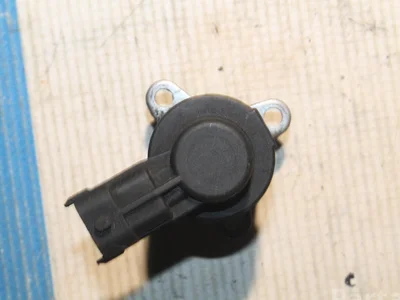 Volvo XC90 I 2007 Régulateur de pression de carburant / interrupteur - Image 1