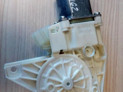 Mercedes-Benz A 204 820 01 42 / A2048200142 C-CLASS (W204) 2010 Moteur de lève-vitre Left Front - Image 1