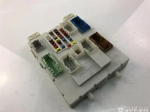 Volvo 31453132 V40 Hatchback 2015 Caja de fusibles