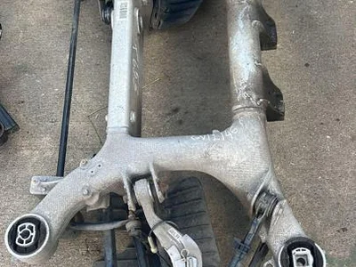 BMW 33316861201 5 (G30) 2017 poutre d'essieu arrière - Image 1