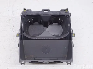 Mazda DMSTG039X, DPTJ66CHX CX-30 DM 2025 Uchwyt na napoje