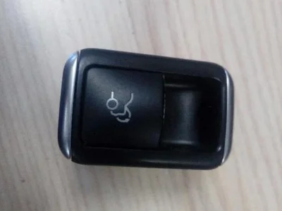 Mercedes-Benz A 212 905 92 00 / A2129059200 E-CLASS (W212) 2013 Bouton du coffre à bagages - Image 1