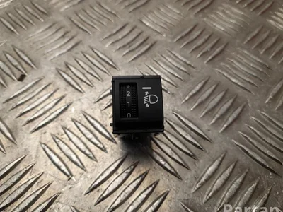 Toyota 695-0Z36 B. / 6950Z36B Yaris Cross XP210 2024 Réglage de la hauteur de l'interrupteur - Image 1