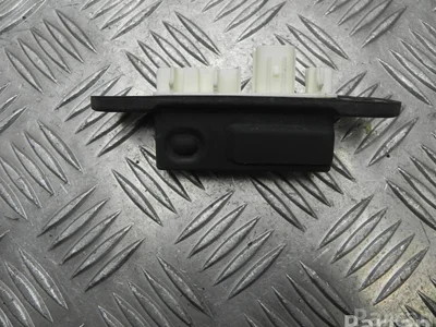 Toyota 15D355 C-HR (_X1_) 2019 Bouton du coffre à bagages - Image 1