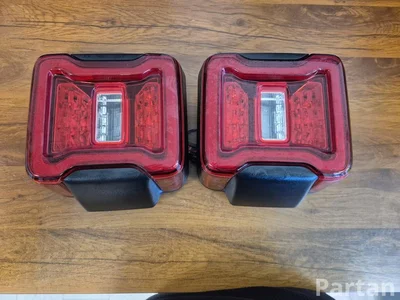 Jeep 68297588AF  68297589AF / 68297588AF68297589AF Wrangler JL 2024 Galinis žibintas komplektas USA - Paveiksliukas 1