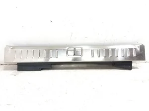 Aston Martin MY83-42626-AC, MY83-42626-A / MY8342626AC, MY8342626A DBX 2021 Cover for lock carrier