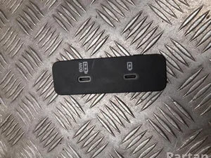 Polestar 8894220568BA0 4 2025 Périphérique d'entrée USB