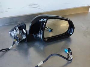 BMW 1 (F70) 2025 Lusterko zewnętrzne z prawej mechaniczna regulacja Sygnał kierunkowskazu Oświetlenie pod lusterkiem Automatycznie składany Kamera Ostrzeżenie martwej strefy Ogrzewany