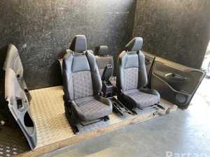Toyota Yaris Cross XP210 2022 Set siège Panneau de porte Accoudoir